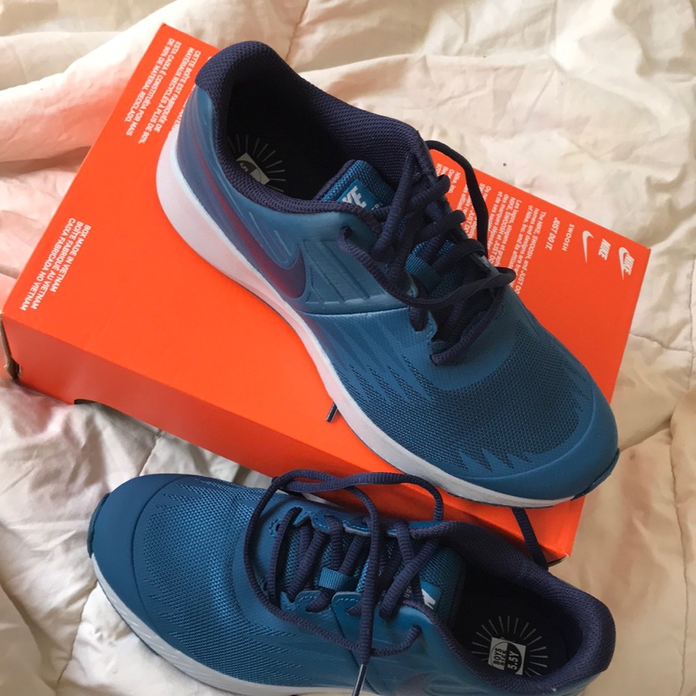 BNWT Nike Star Runner GS 5.5 Y